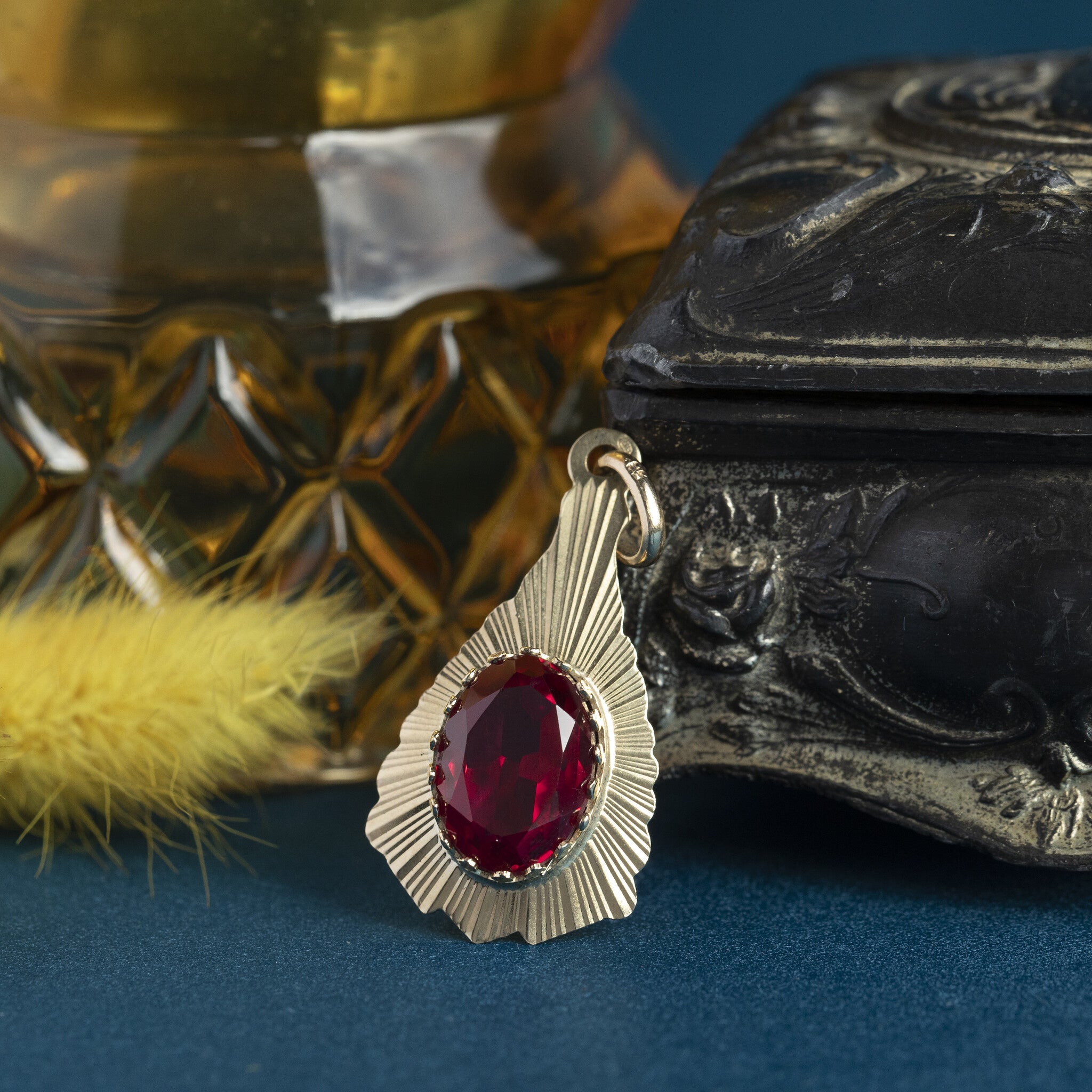 Gouden hanger met robijn 14 krt