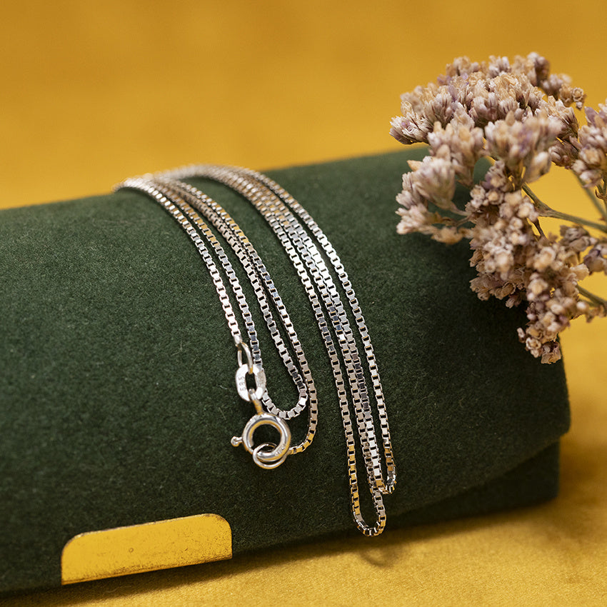 White gold vintage Venetian length necklace 14 kt