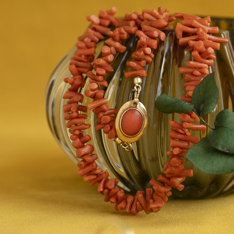 Vintage bloedkoraal collier met gouden sluiting 14 krt