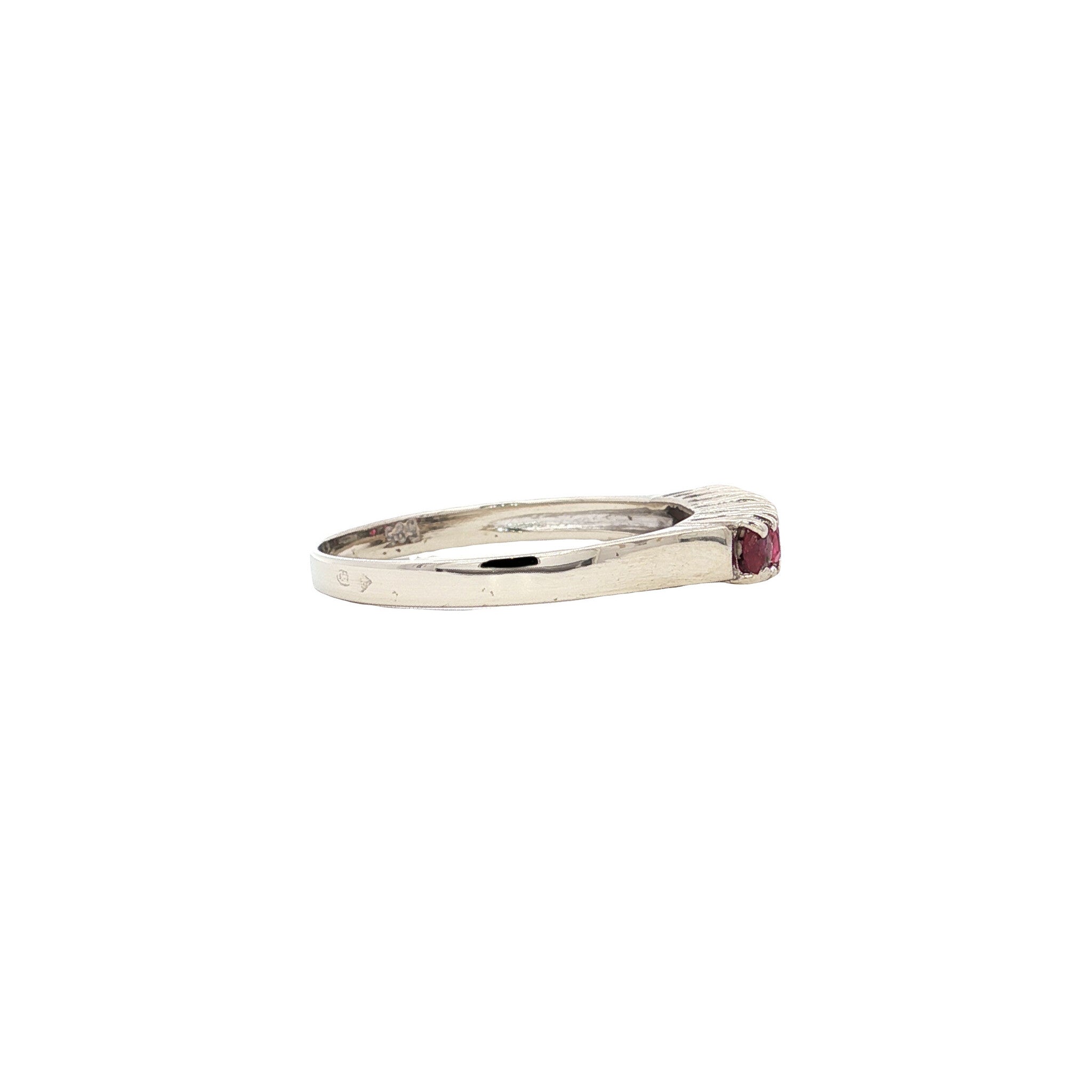 White gold row ring with ruby 14 kt