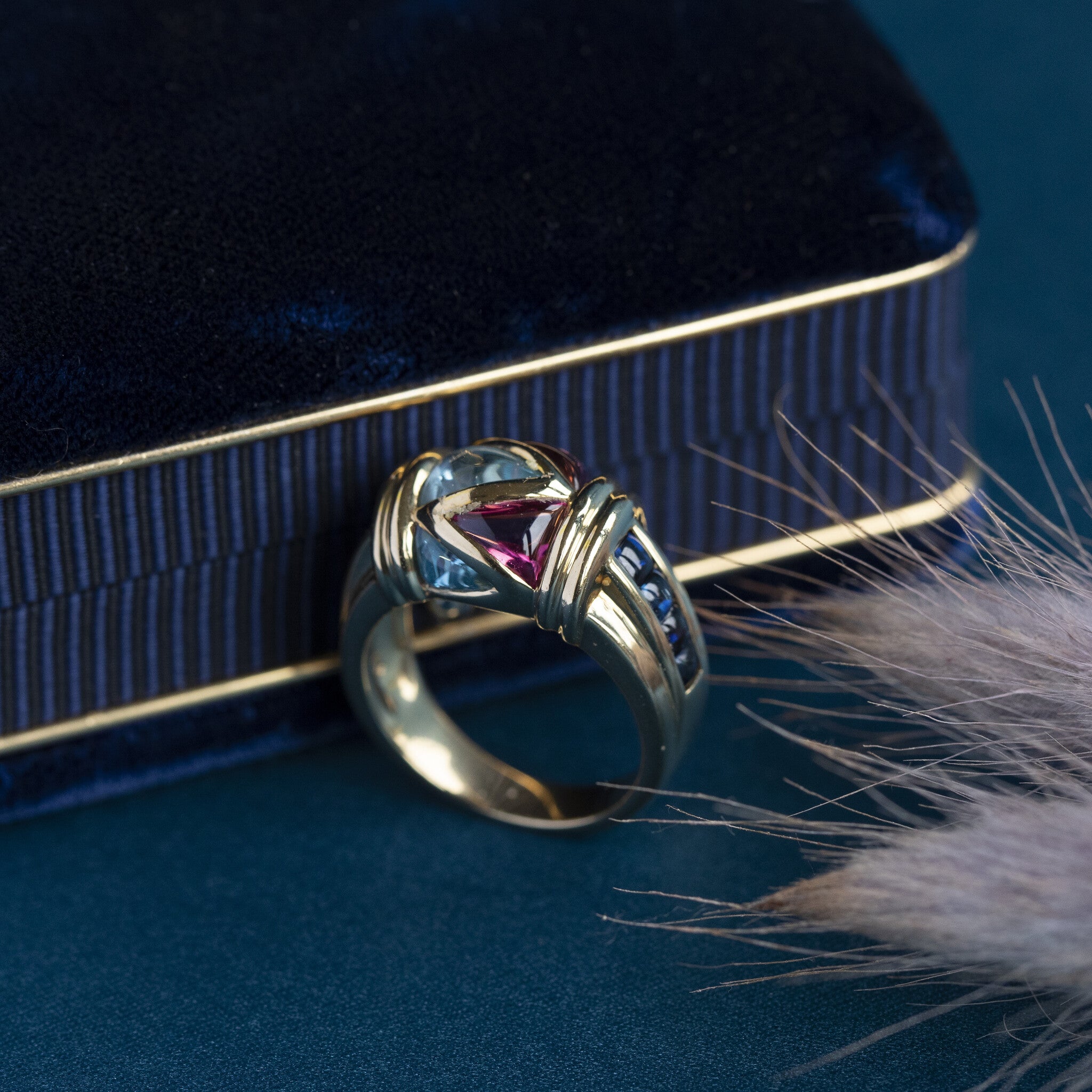 18 kt gold ring with sapphire and pink and blue topaz