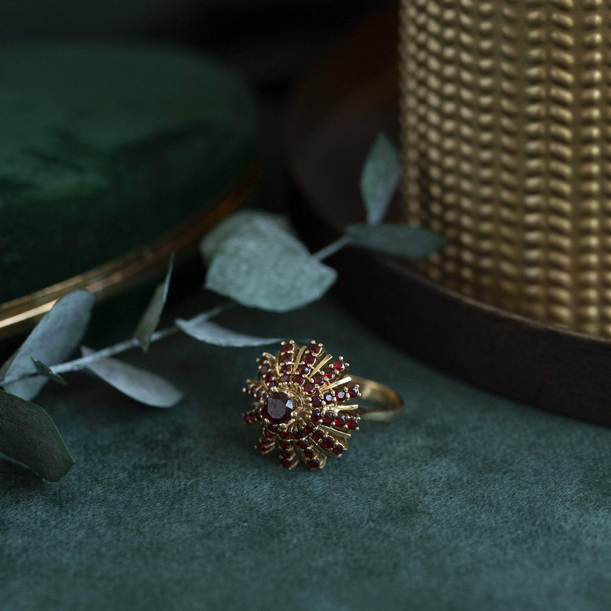 Gouden entourage ring met granaat 14 krt