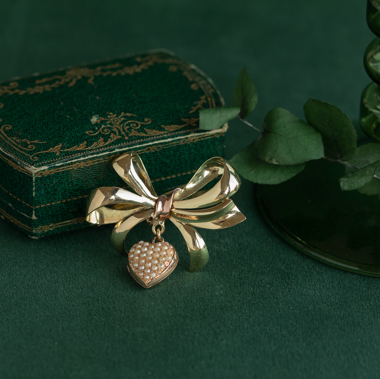 Vintage 14 kt gold bow brooch with pearls