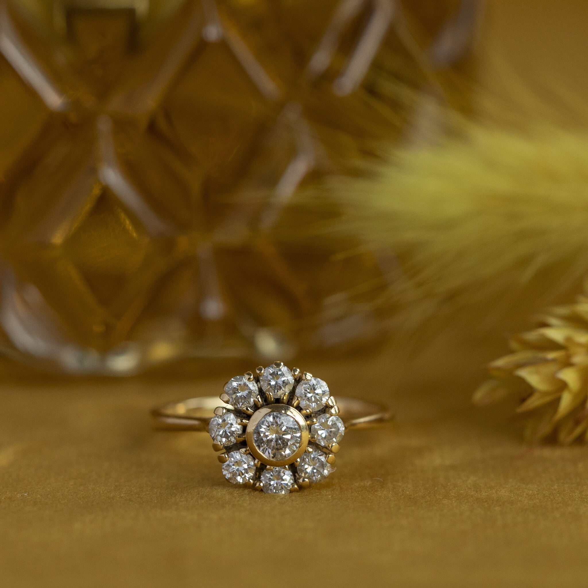18 kt gold halo ring with diamond