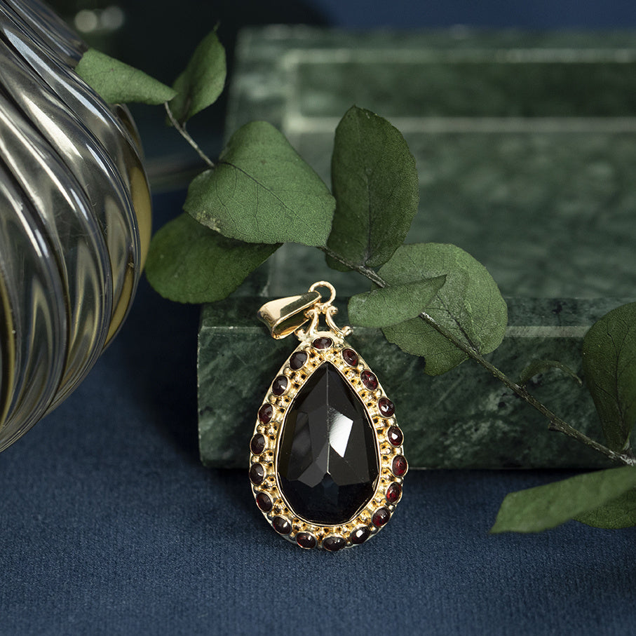 Vintage 14 kt gold entourage pendant with garnet