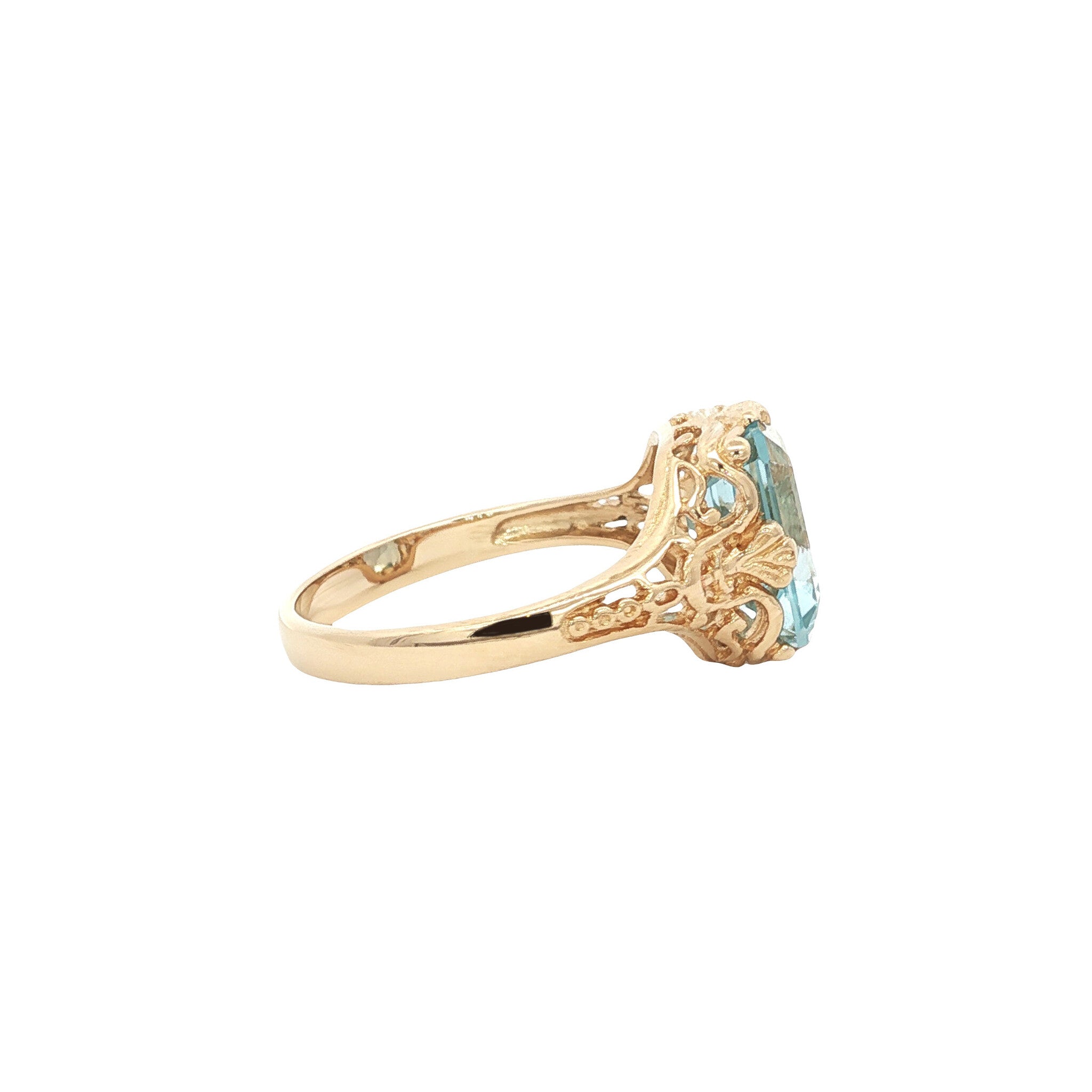 14 kt gold ring with blue topaz