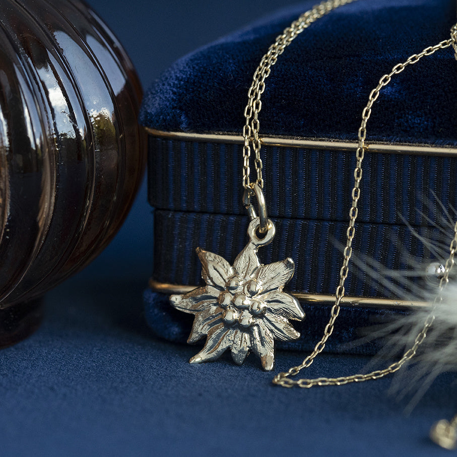 Vintage gold edelweiss pendant 14 kt