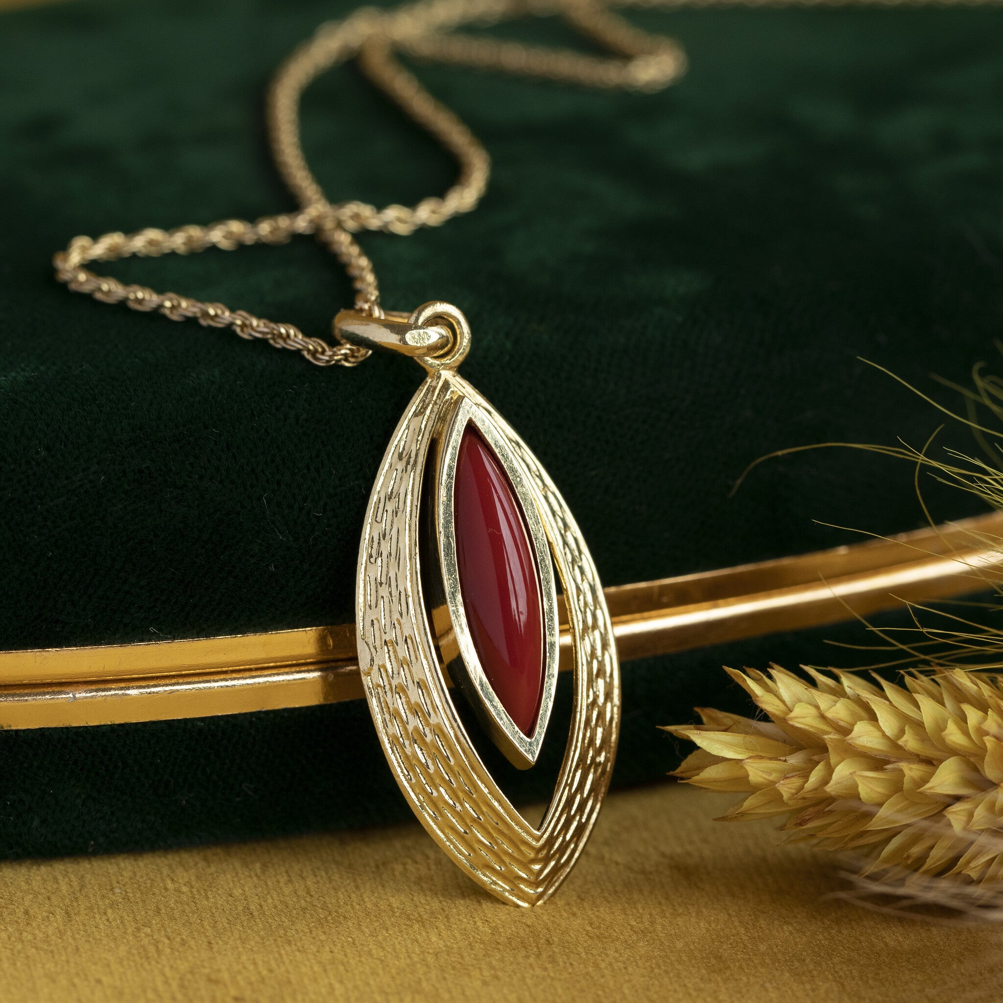 Gouden hanger met bloedkoraal 14 krt