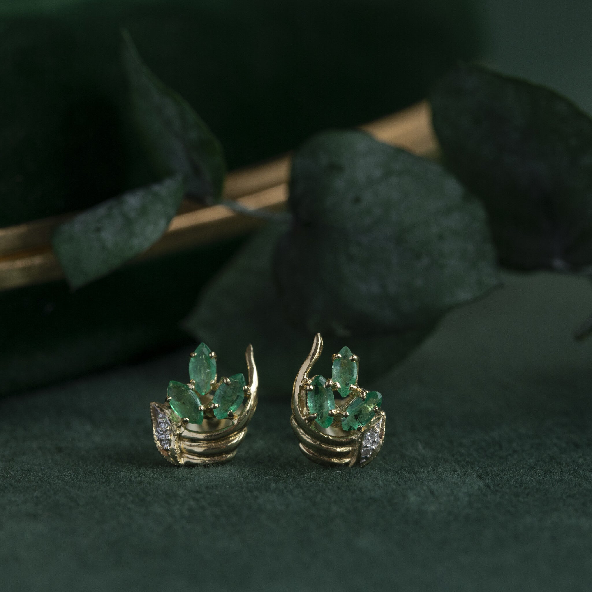 Bicolour gold ear studs with emerald and zirconia 14 crt.