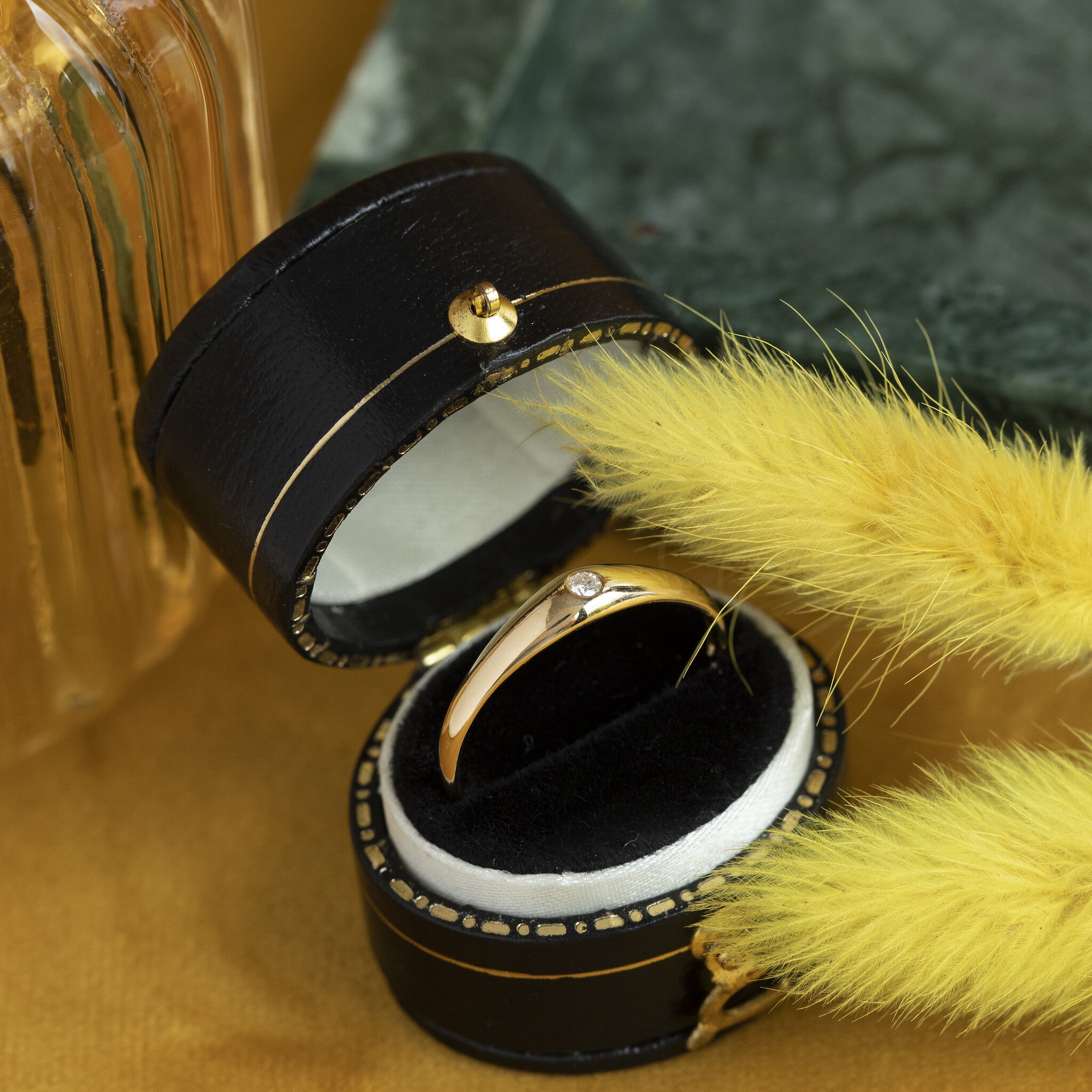 Gold English pin ring with diamonds 18 krt