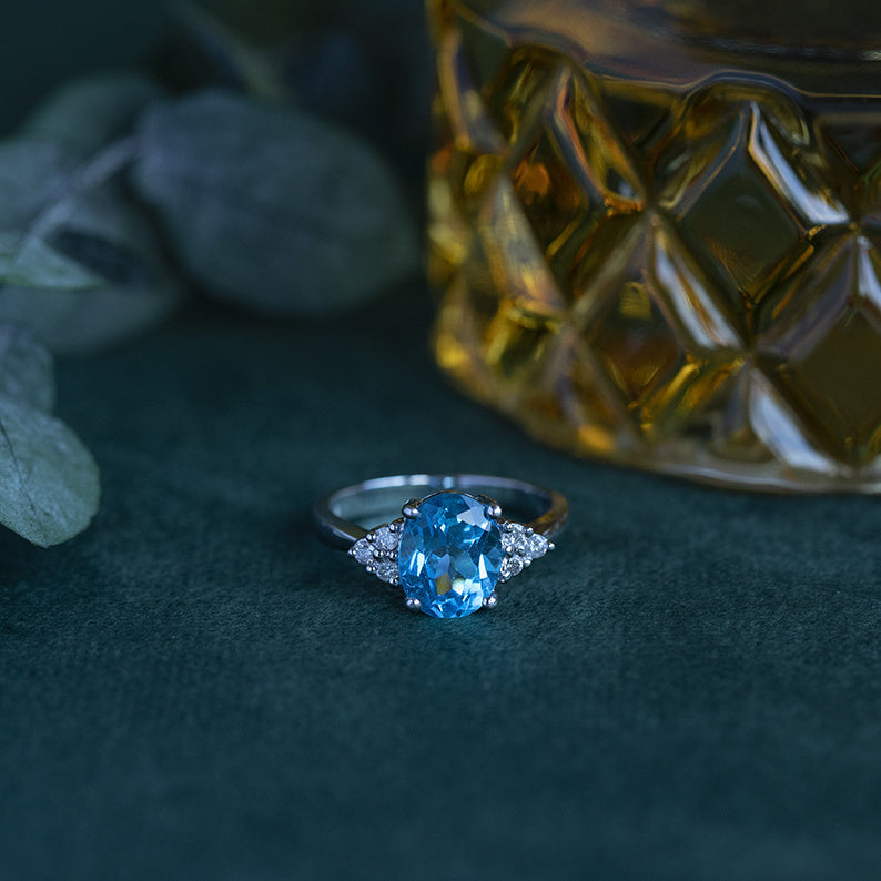14 kt white gold ring with topaz and diamond