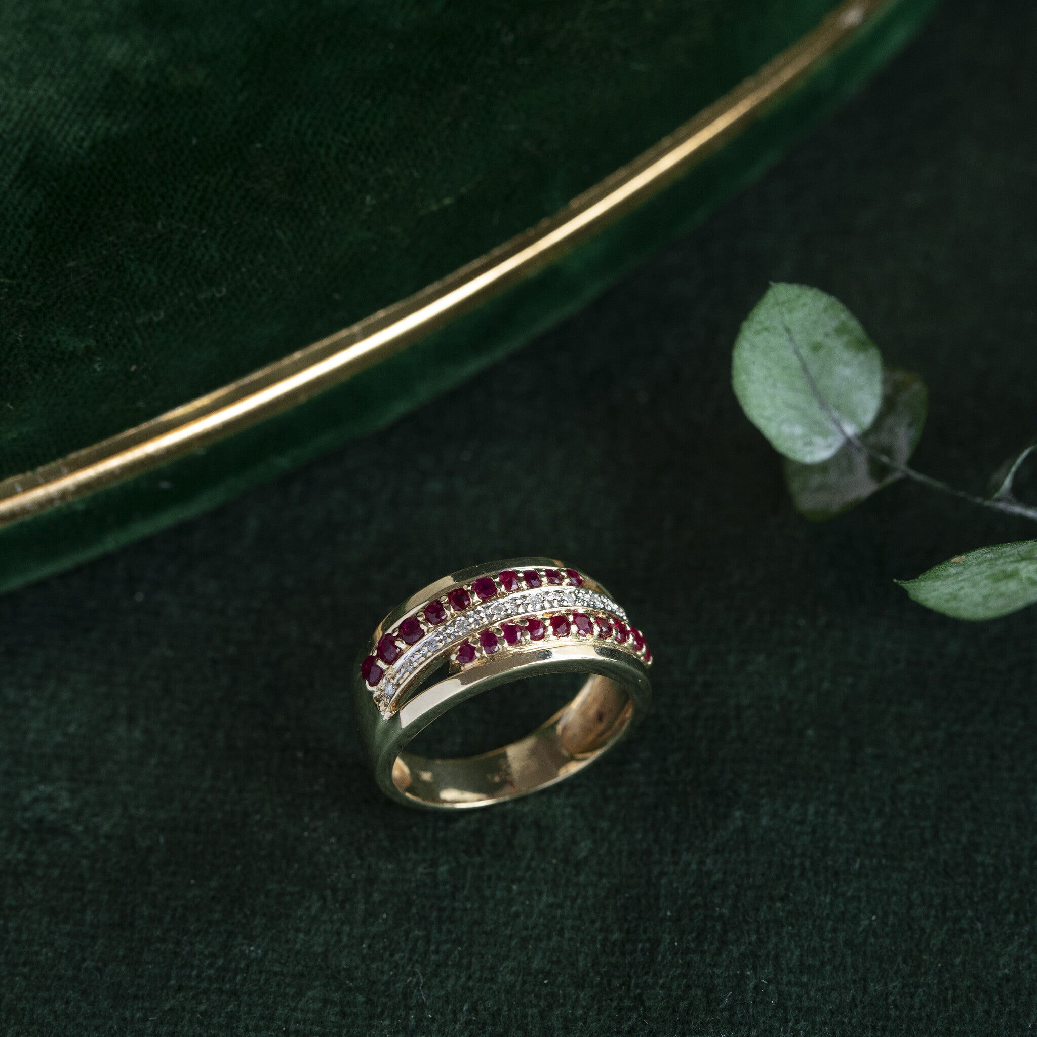 14 kt gold ring with diamond and ruby