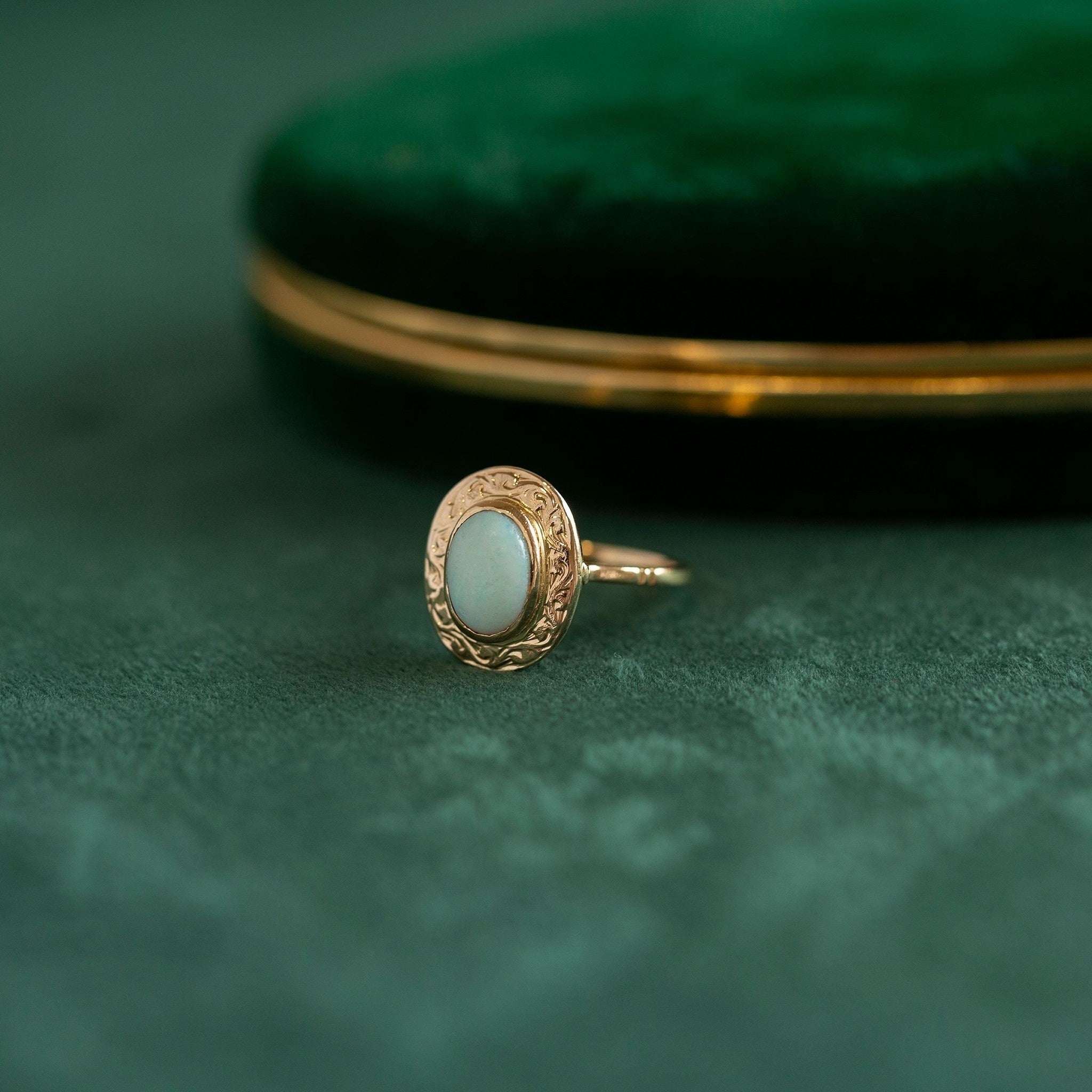 Rose-gold ring with opal, 18 kt