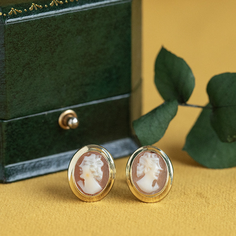 14 kt gold stud earrings with cameo