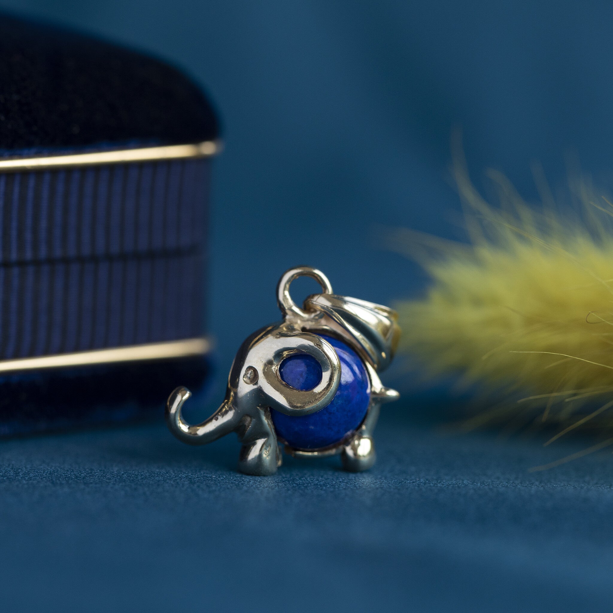 Gouden olifant hanger met sodaliet 14 krt