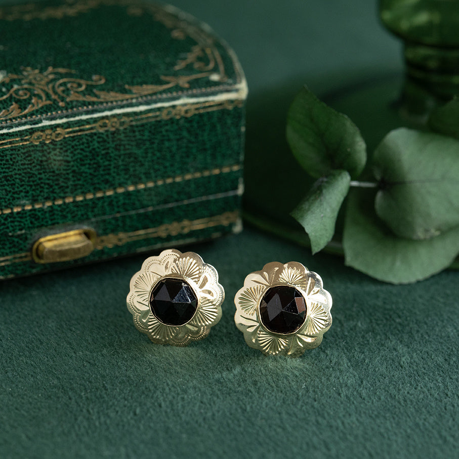 Gouden vintage oorclips met granaat 14 krt