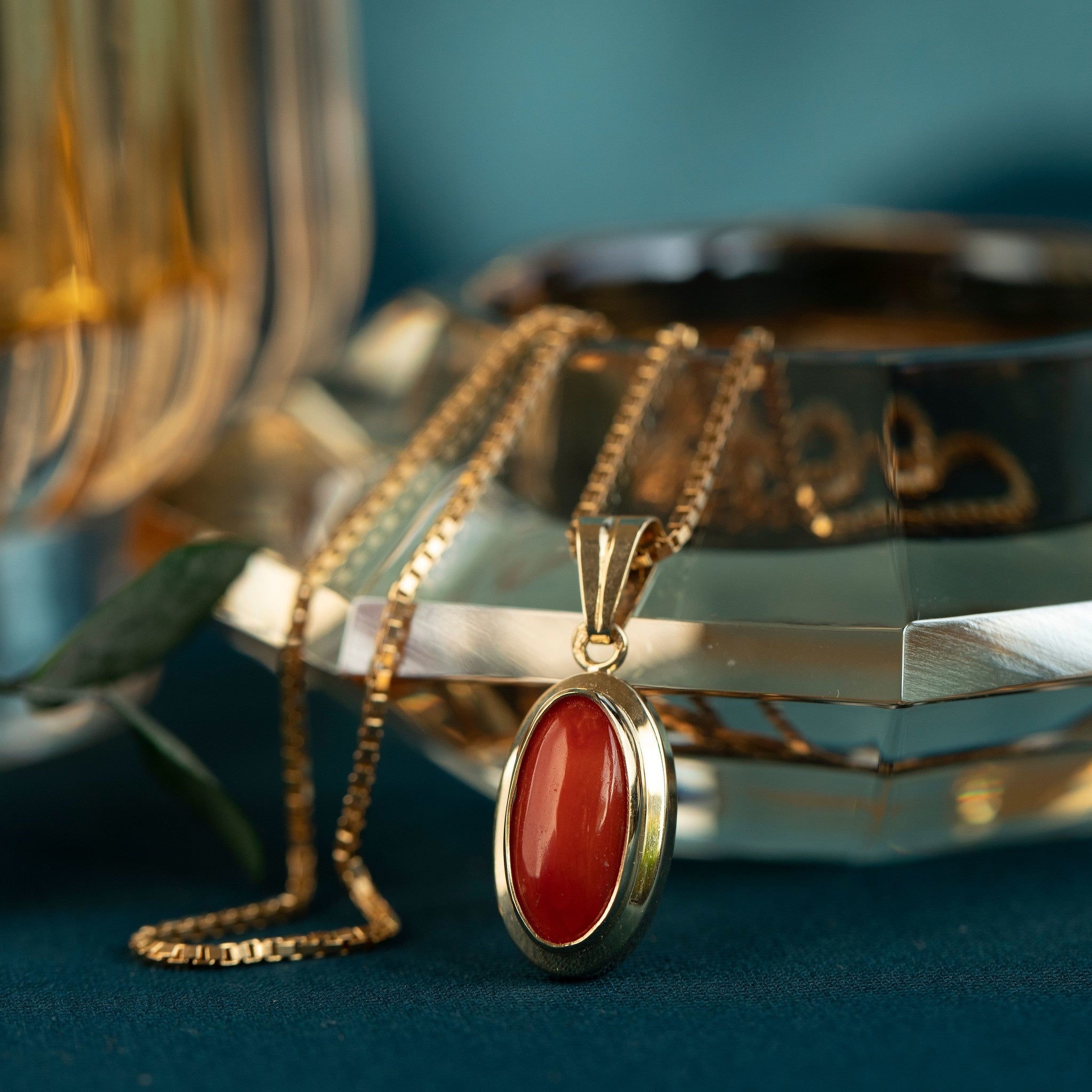 Gouden hanger met bloedkoraal 14 krt