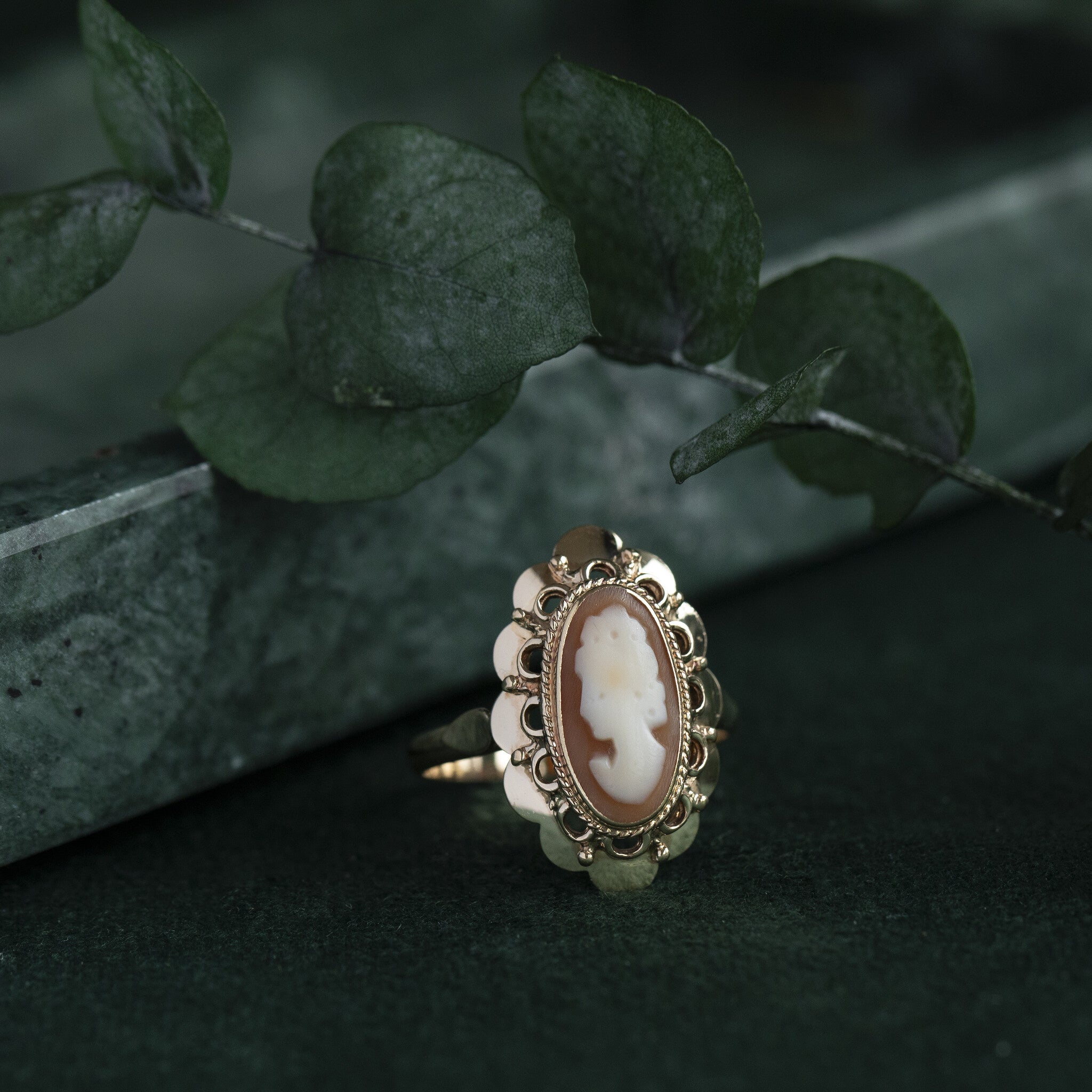 Gold ring with cameo, 14 kt