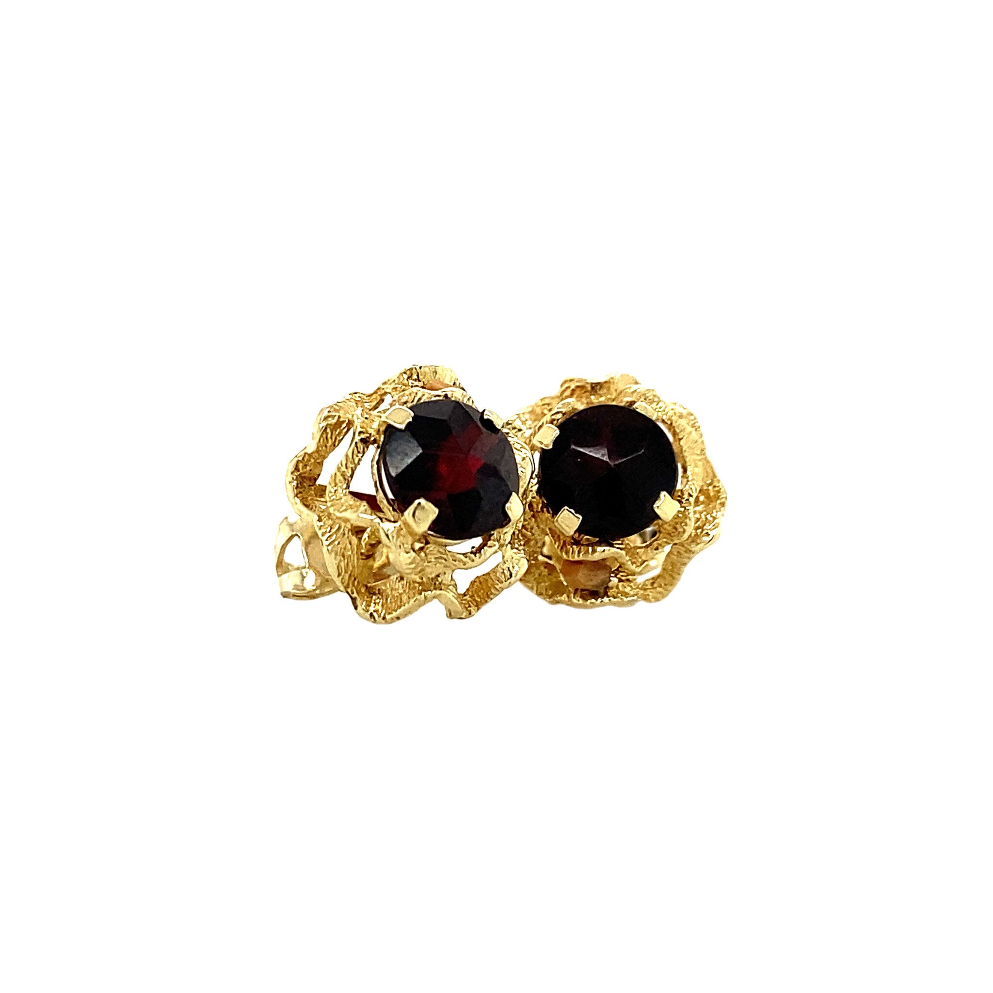 14 kt gold stud earrings with garnet