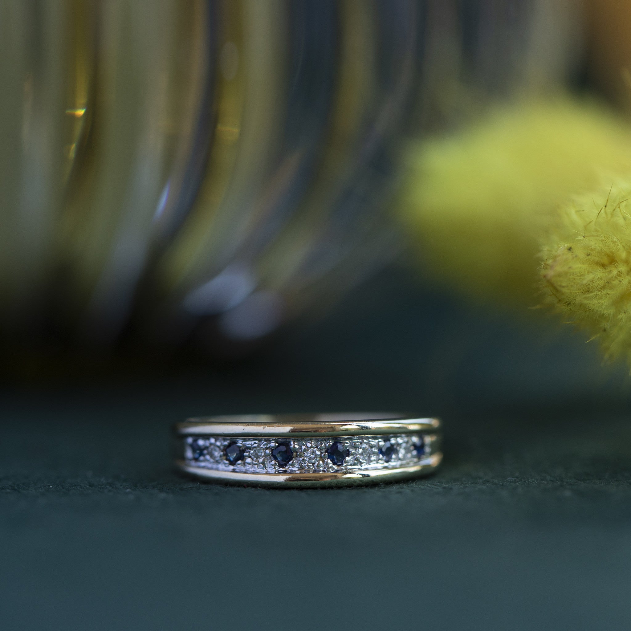 Gouden rijring met diamant en saffier 14 krt