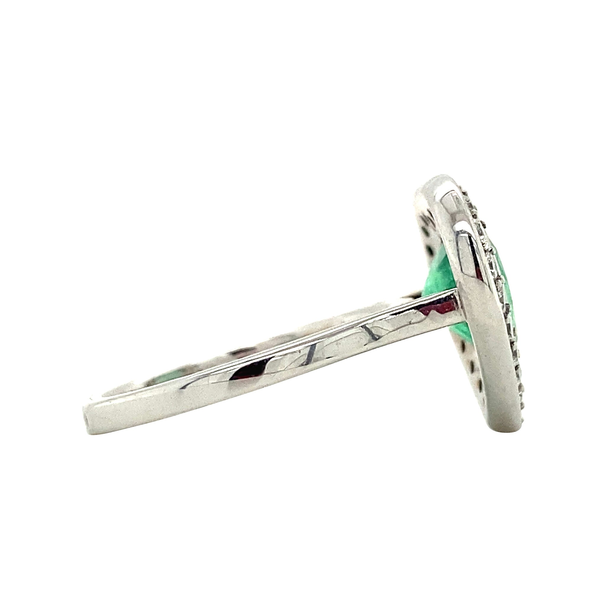 Witgouden entourage ring met smaragd en diamant 18 krt