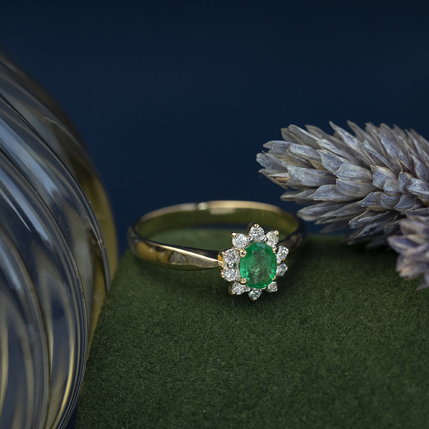 Gouden vintage entourage ring met smaragd en diamant 18 kt
