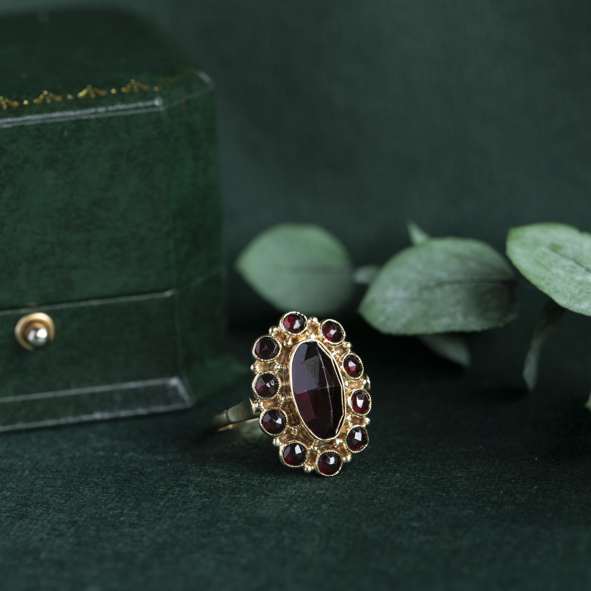 Gouden entourage ring met granaat 14 krt