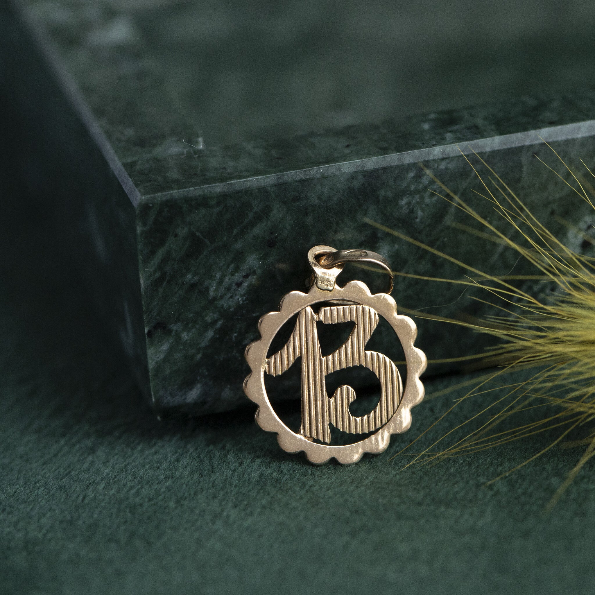 Gold number thirteen pendant, 18 kt
