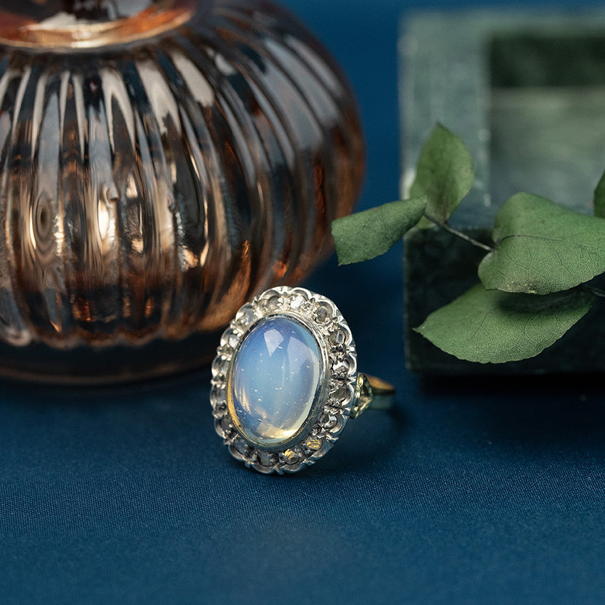 Gold entourage ring with colored gemstone and rose-cut diamond 18 kt/925
