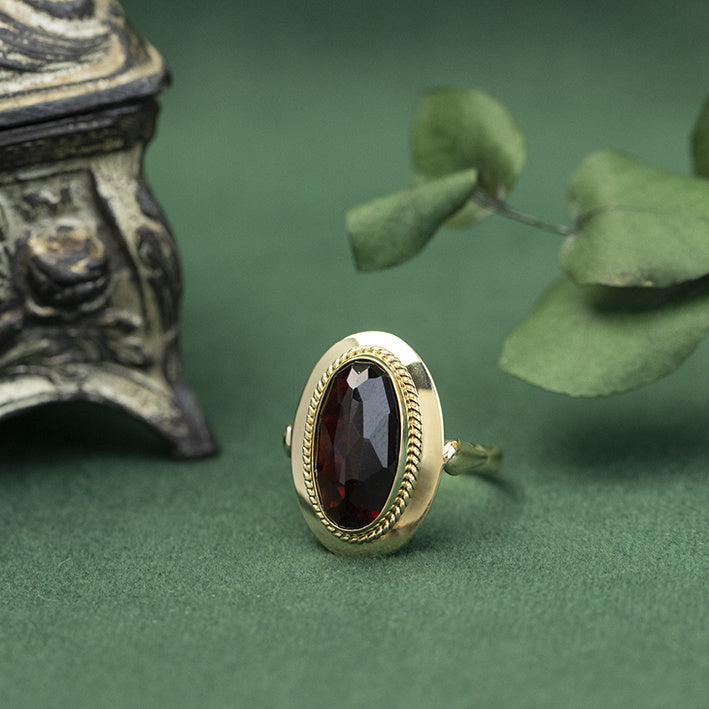 14 kt gold ring with garnet