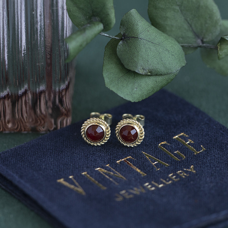 Gold vintage stud earrings with carnelian 14 kt