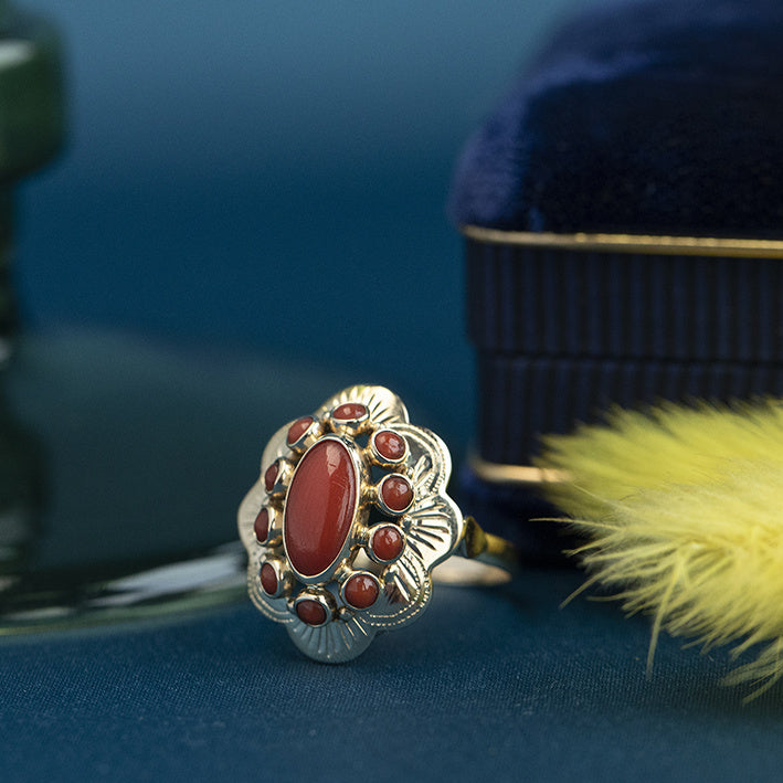 Gouden entourage ring met bloedkoraal 14 krt