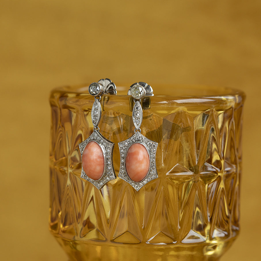 Platina vintage art deco entourage oorhangers met imitatiekoraal en diamant 900