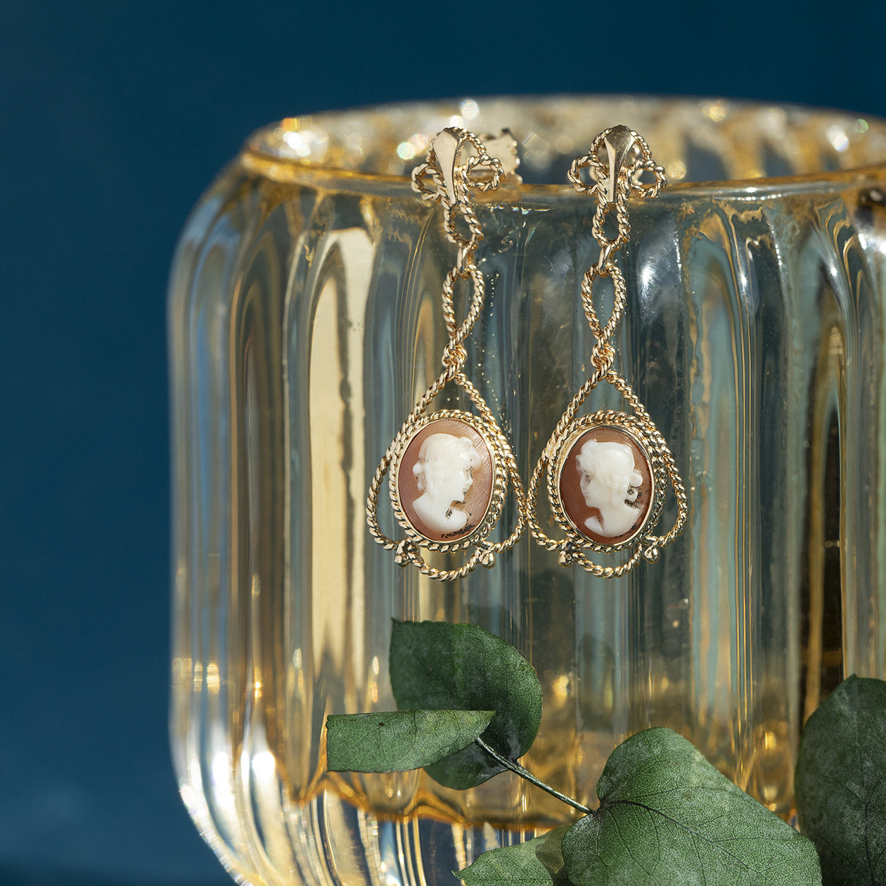 Gouden oorhangers met camee 14 krt