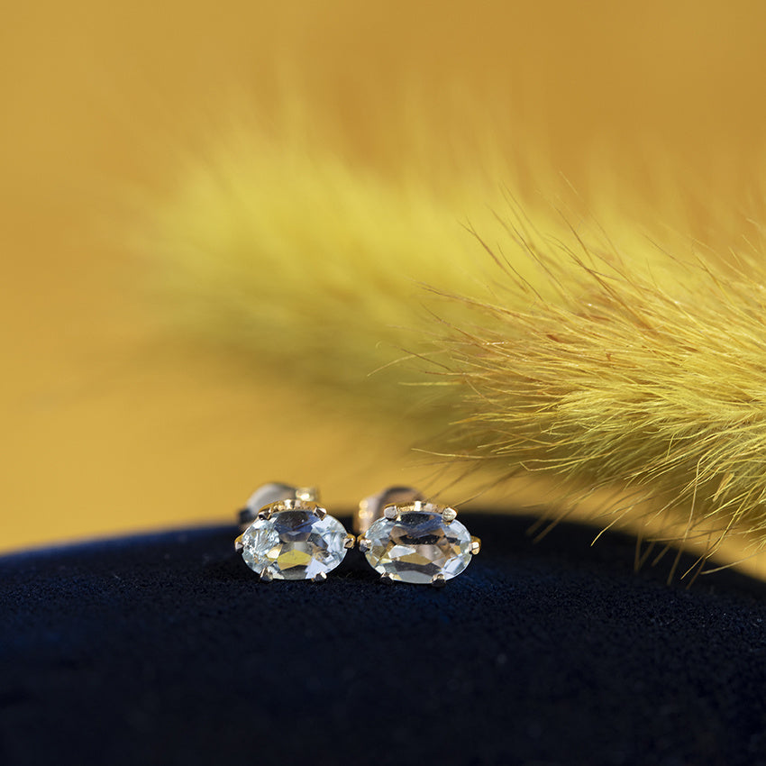 14 kt gold stud earrings with glass stone