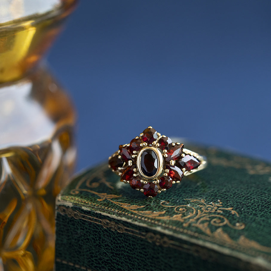 Gouden vintage entourage ring met granaat 14 krt