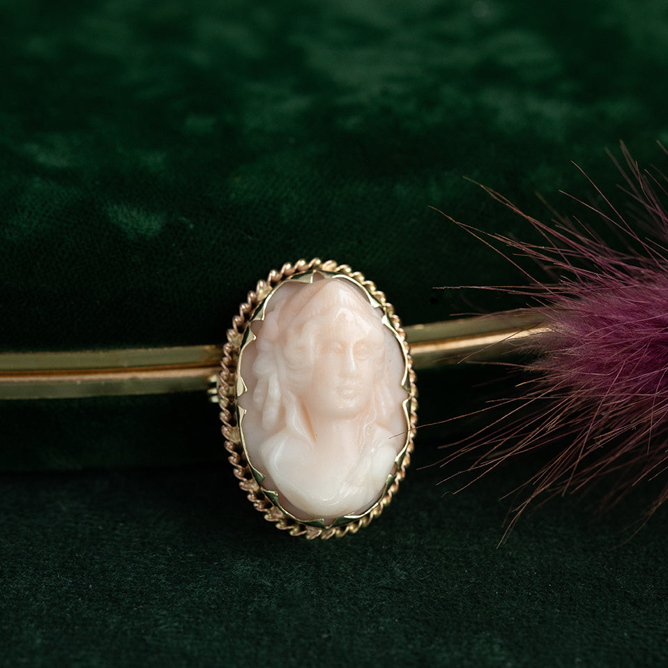 Gouden vintage broche met angel skin koraal 14 krt