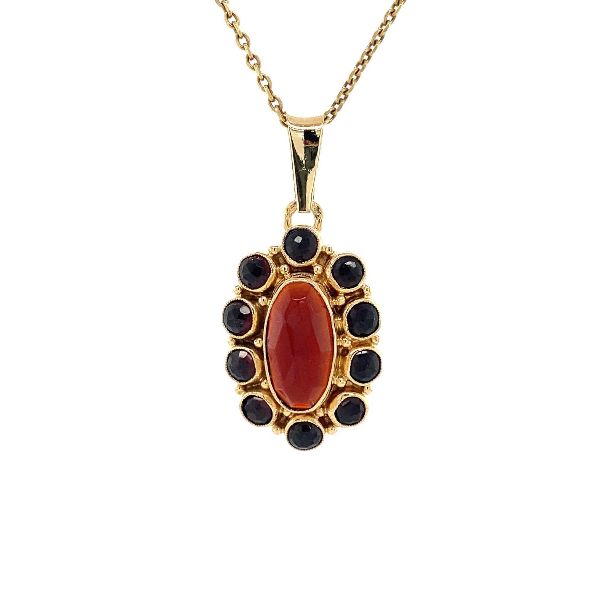 Gold entourage pendant with garnet 14 ct
