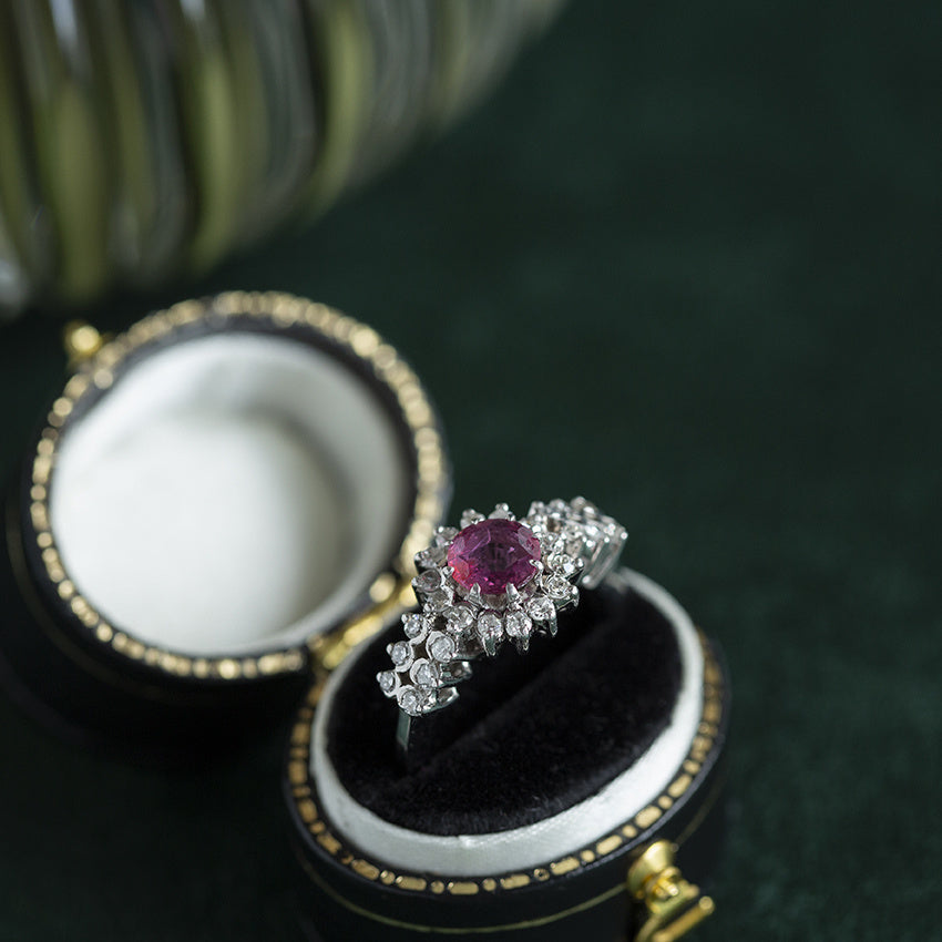 Witgouden ring met robijn en diamant 14 krt