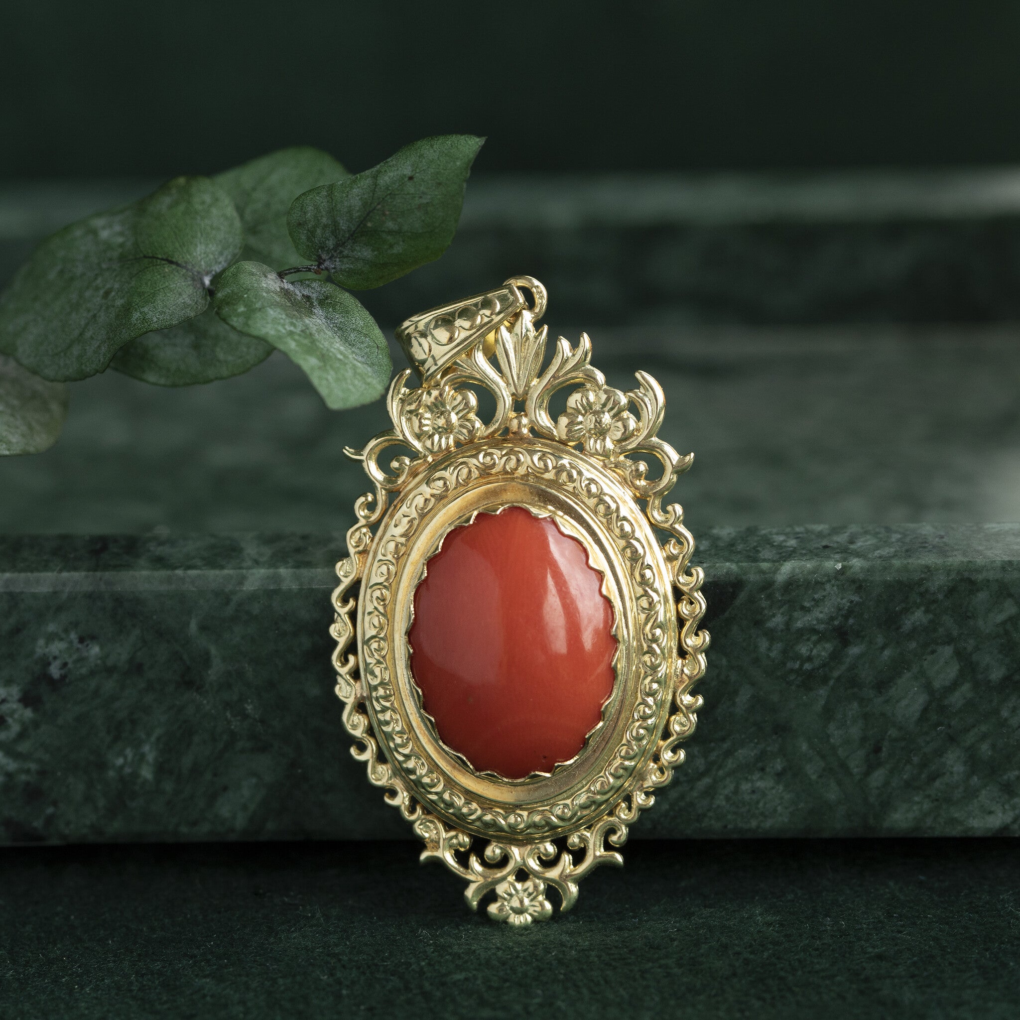 Gouden hanger met bloedkoraal 14 krt