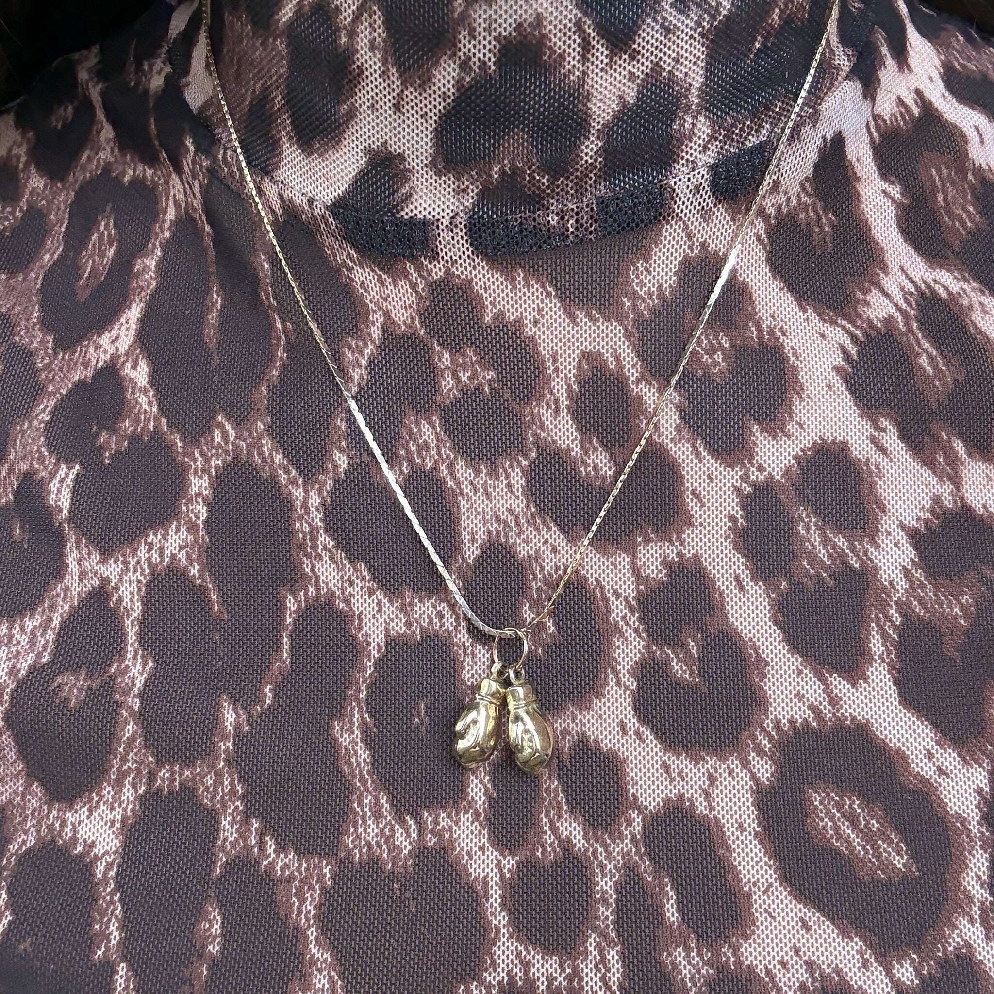 Gouden vintage bokshandschoenen hanger 14 kt