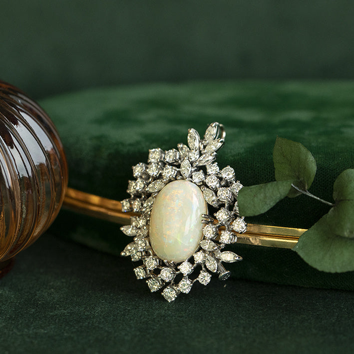 Witgouden hanger met opaal en diamant 14 krt