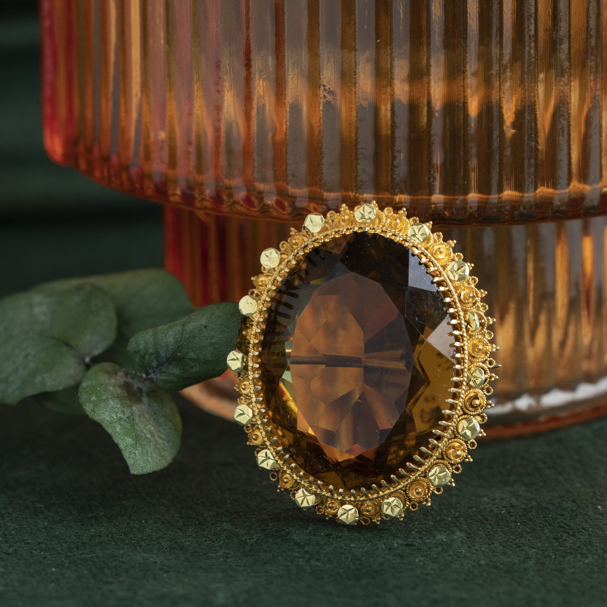 Gouden hanger met bruin glas 14 krt