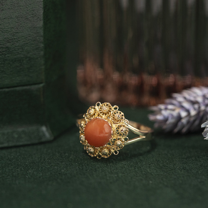 Two-tone vintage gold ring with blood coral, 14 kt