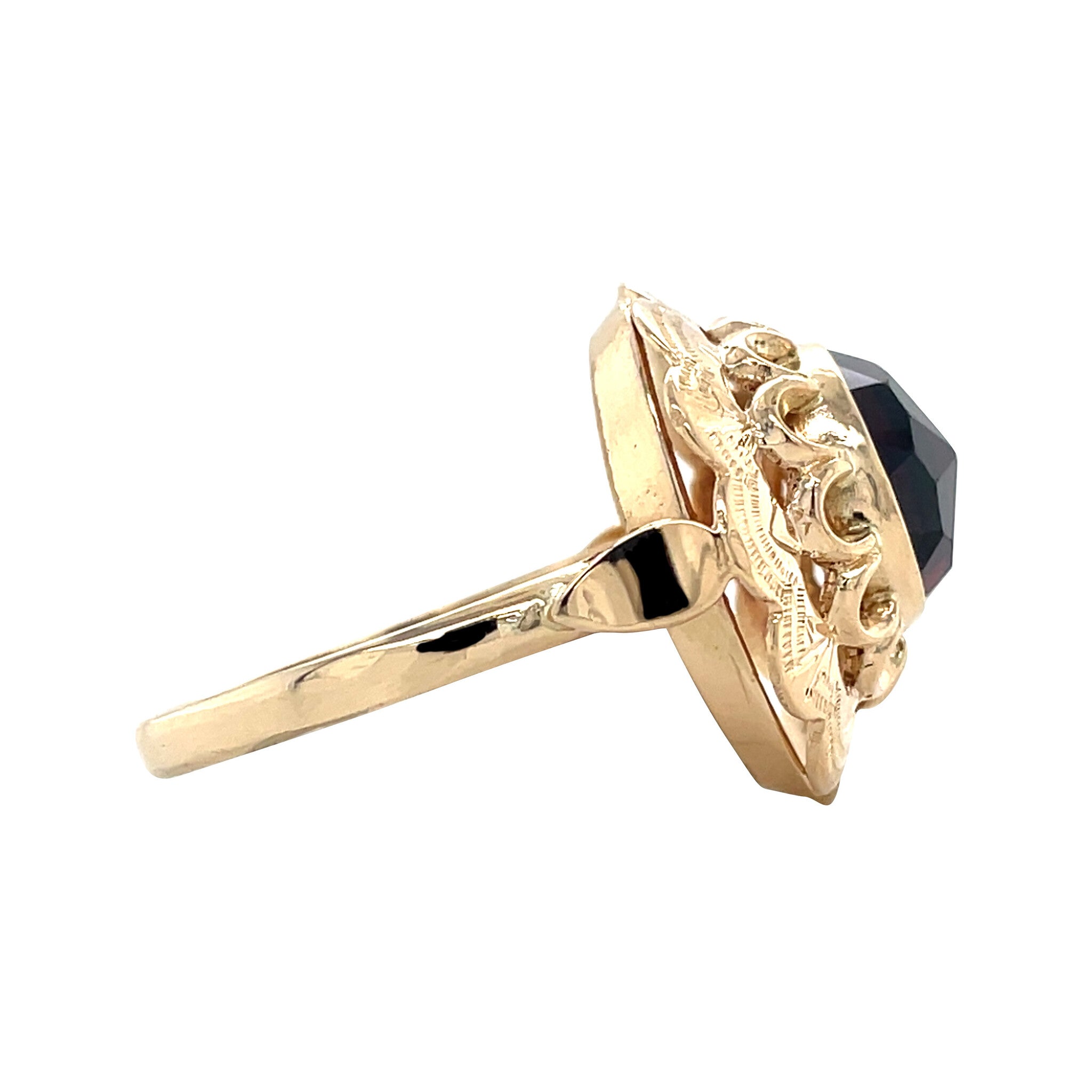 Vintage 14 kt gold ring with garnet