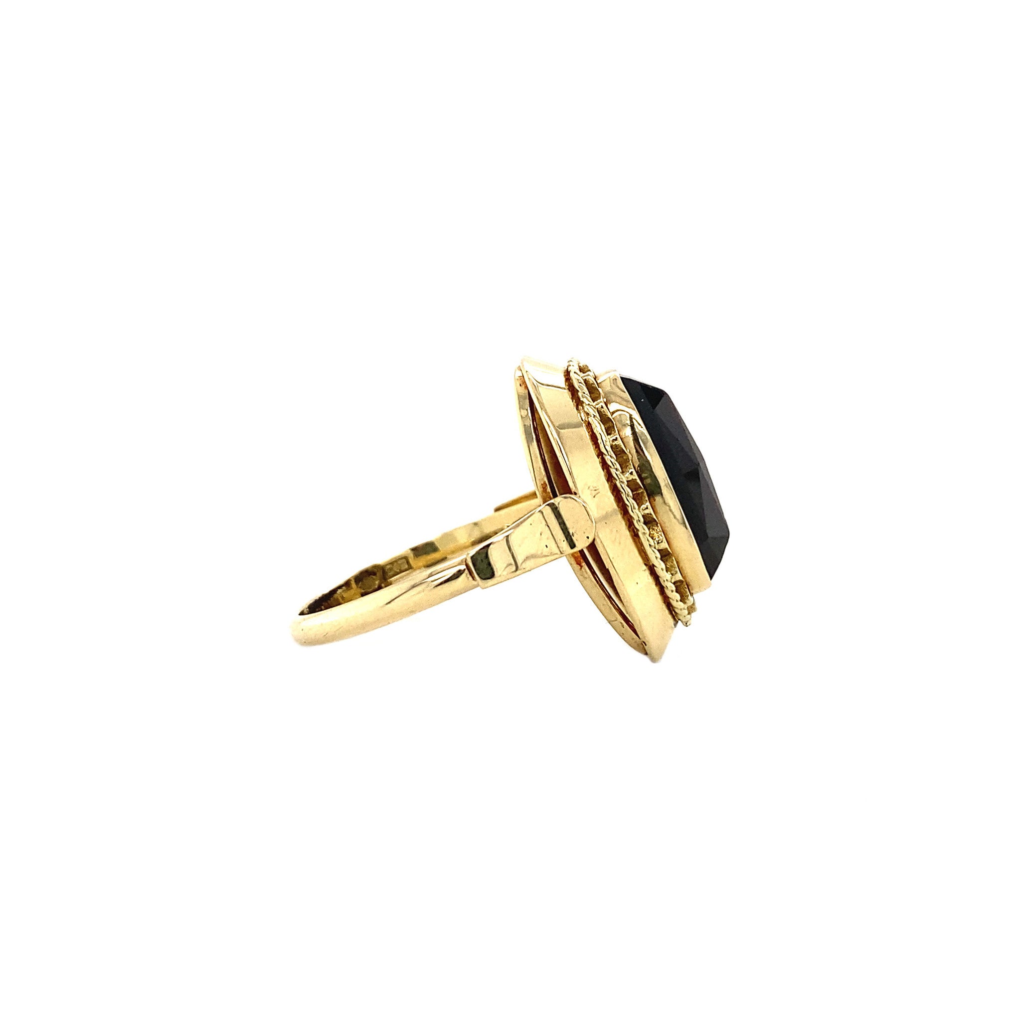 Gold ring with garnet 14 kt