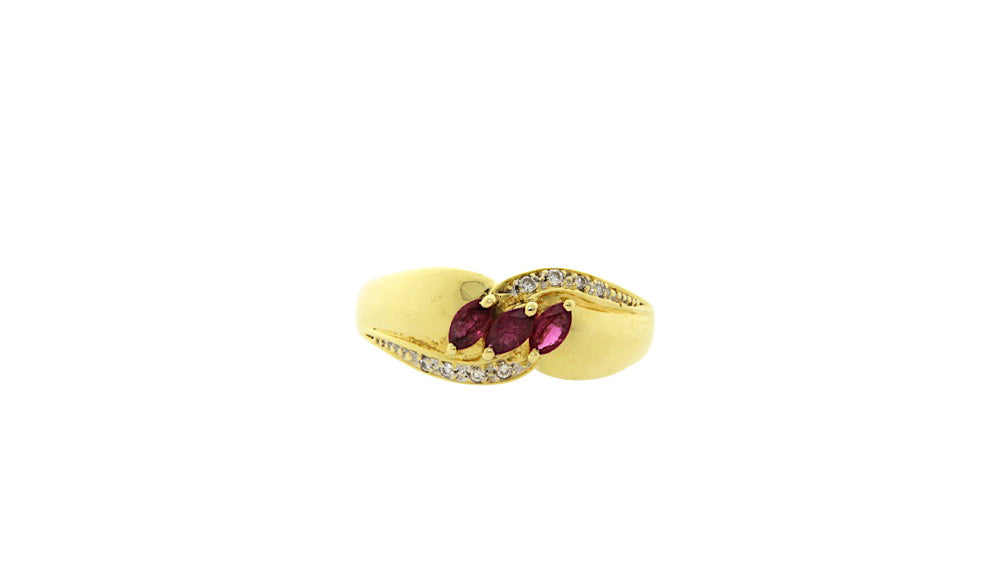 Gold ring with ruby and diamond 18 krt