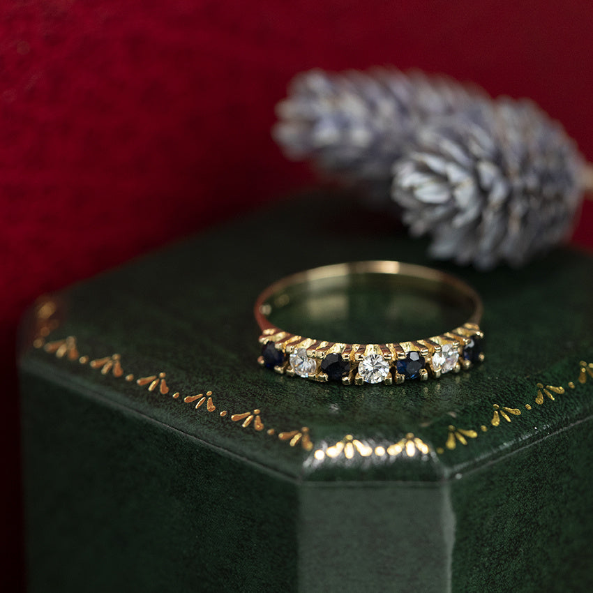 Gouden vintage rijring met saffier en zirkonia 18 kt