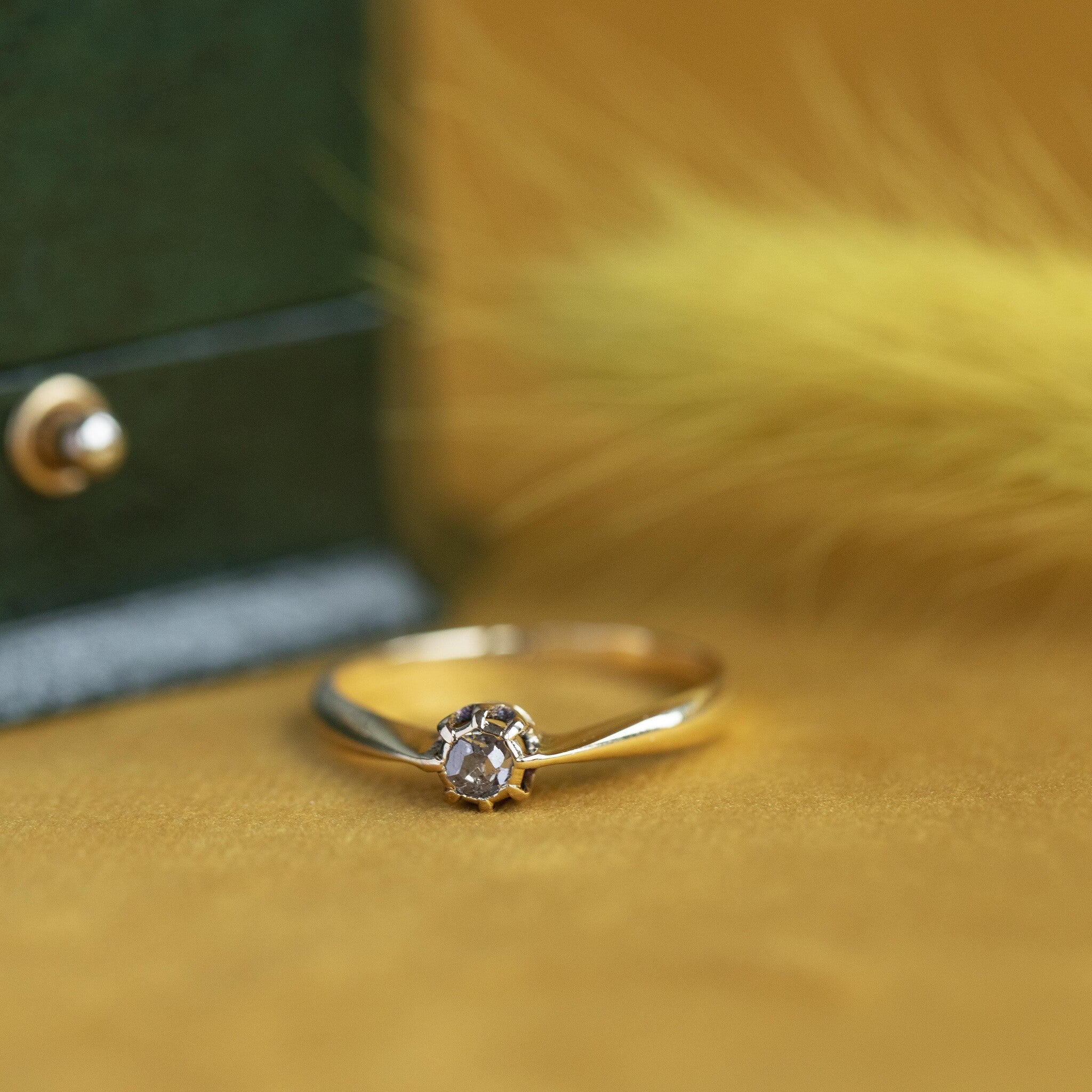 14 kt gold ring with rose-cut diamond