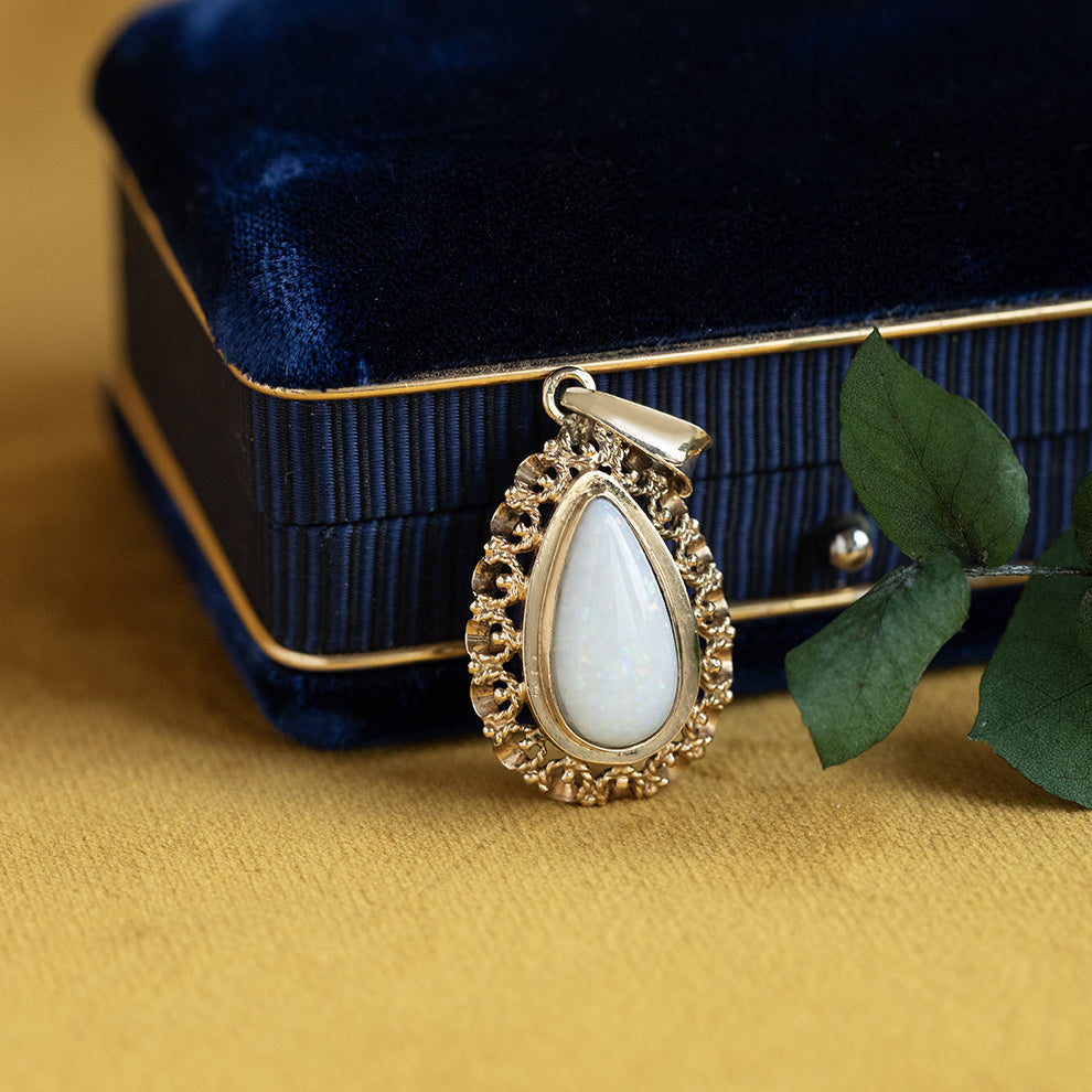 Gouden vintage hanger met opaal 14 krt